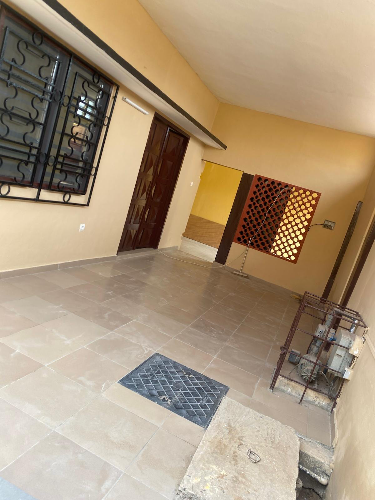 Maison 3 chambres salon rénovée à louer à Tokoin Soted – 200 000 FCFA