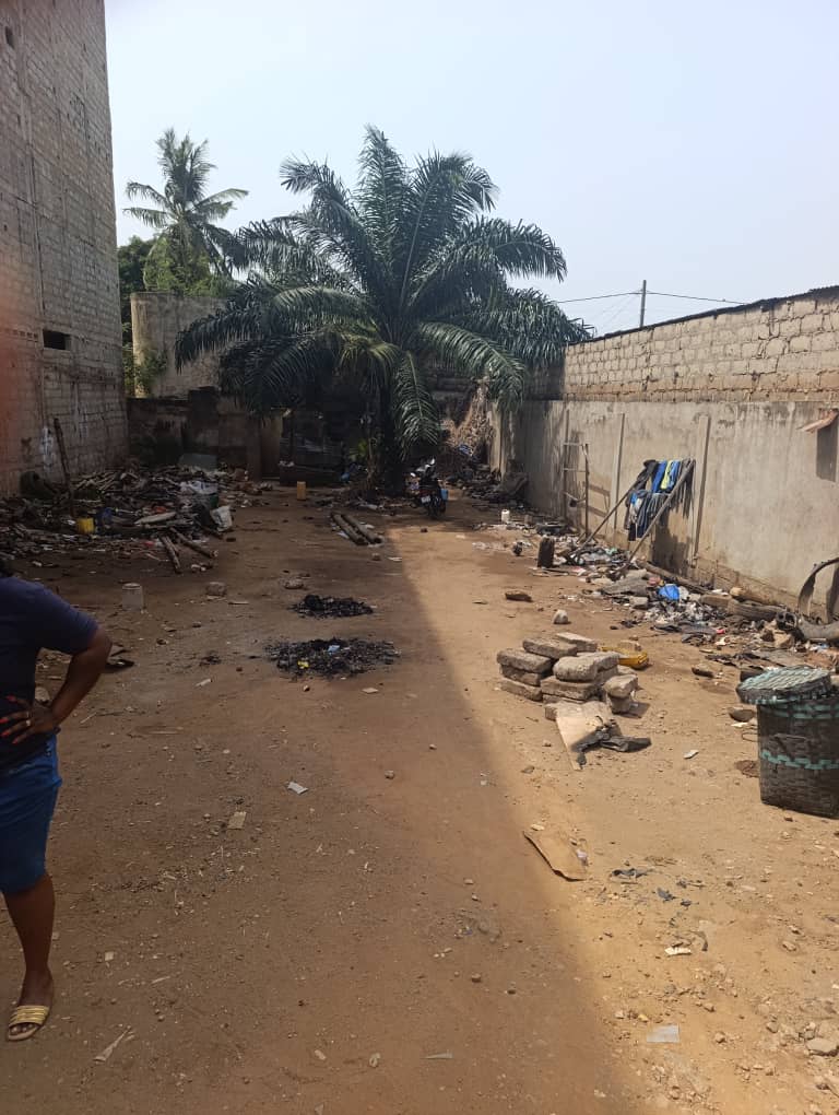 Terrain 1/2 lot en vente en face du goudron à Bè Kpota Agip – 45 millions FCFA