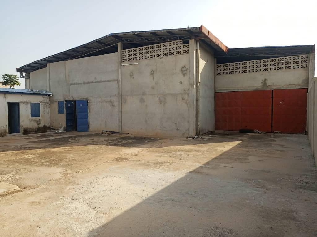 Entrepôt 668 m² en vente à Agoè Fiovi proche du goudron – 95 millions FCFA