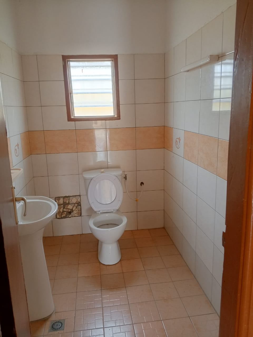 Villa cour unique 4 chambres à louer à Yokoe – 100000 FCFA
