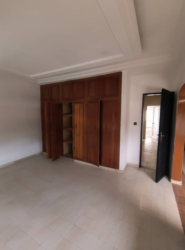 Villa duplex 11 chambres à louer à Tokoin Adewui – 650000 FCFA