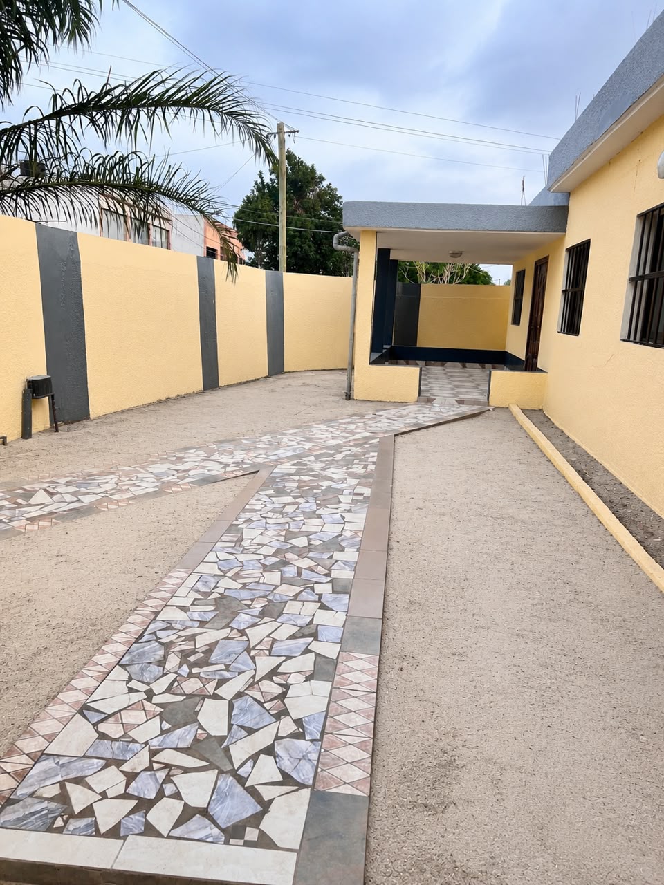 Villa 4 chambres à louer à Agoe Assiyéyé, près du carrefour Coolkatché