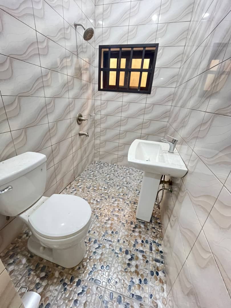 Appartement 3 chambres à louer à Amadahomé proche de la grande voie – 300 000 FCFA