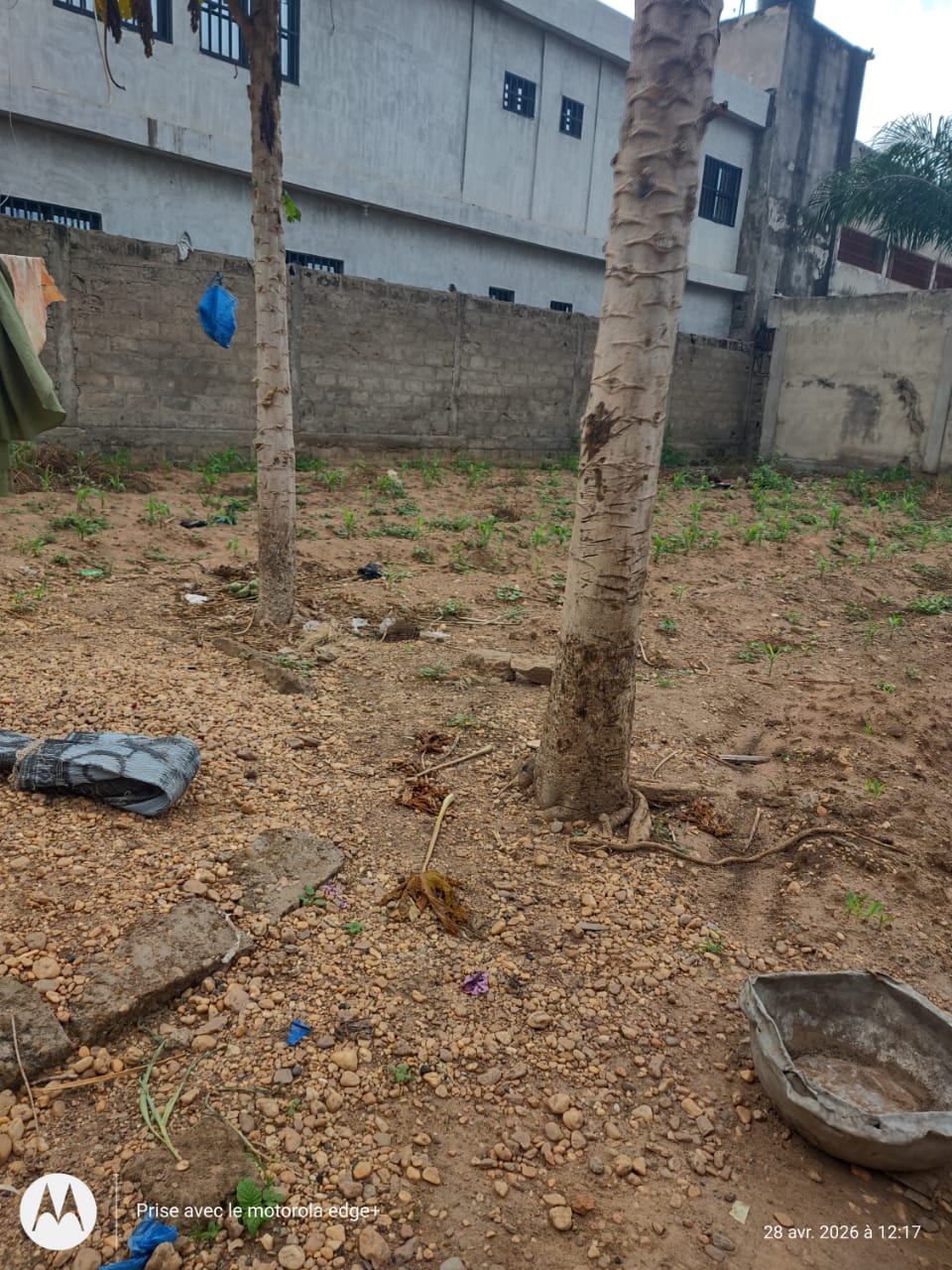 Demi-lot clôturé en vente à Nanégbé – 15 millions FCFA