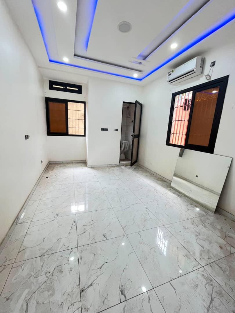 Appartement 2 chambres salon à louer à Pharmacie Djidjole – 175000 FCFA