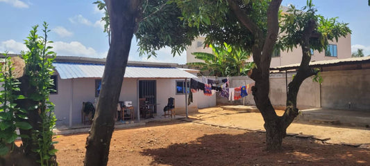 Terrain de 343 m² avec construction en angle de rue à vendre à Totsi Gblinkomé – 38 millions FCFA