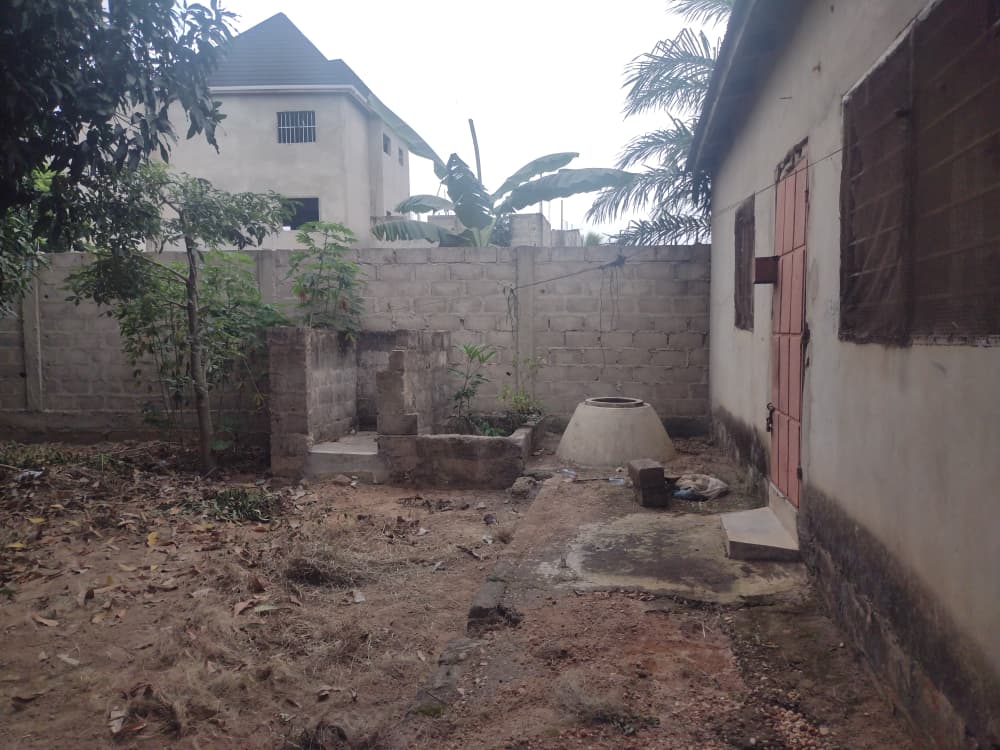 Demi-lot de 300 m² avec maison 1 chambre en vente à Kleme Château Agokpanou – 10 millions FCFA