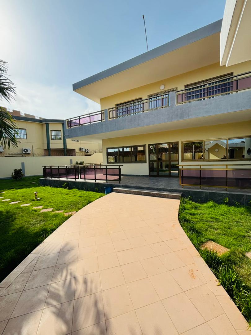 Villa 8 chambres en location à Noukafou-Amina – 800 000 FCFA/mois