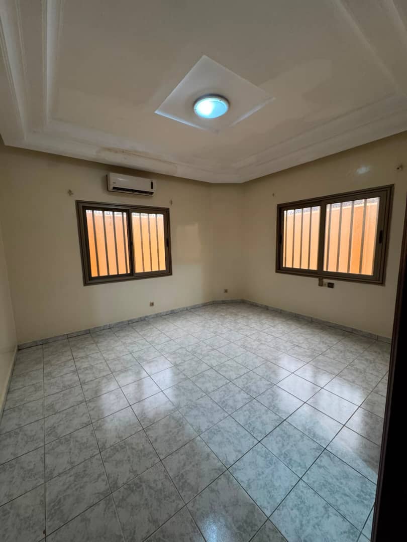 Villa 3 chambres en location en angle de rue à Hédzranawoé – 250 mille FCFA/mois