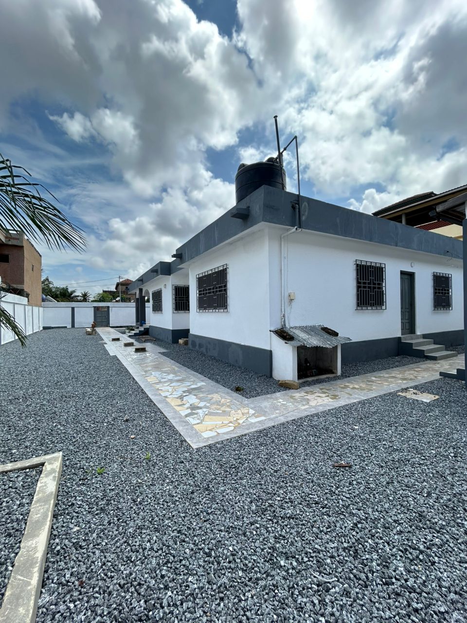 Villa 3 chambres à louer à Djifa Kpota, proche du goudron – 400000 FCFA