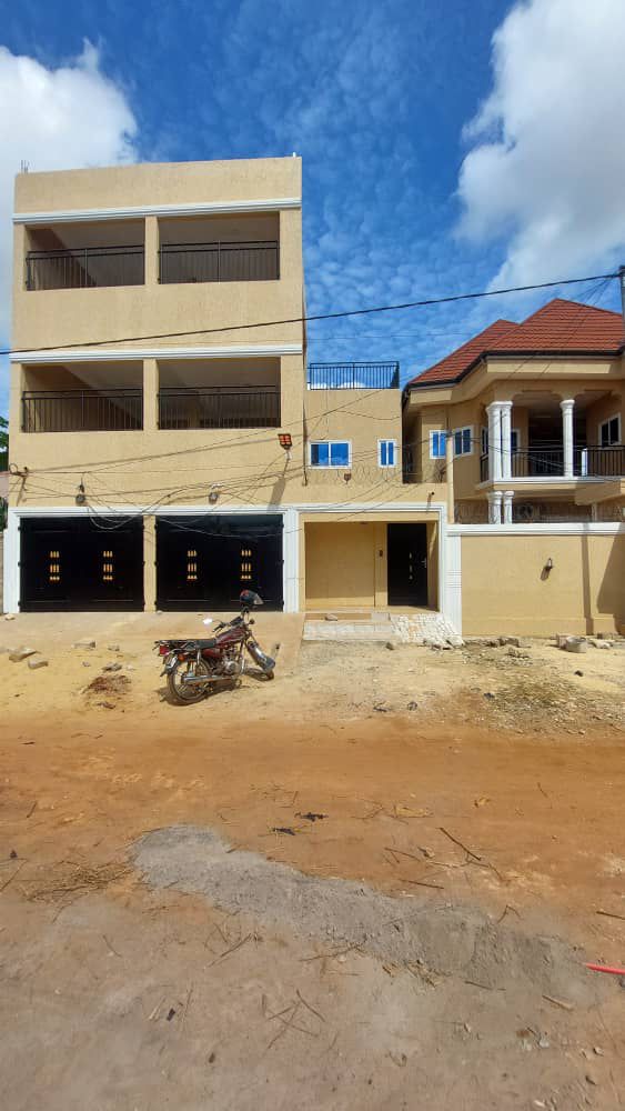 Villa R+2 avec 6 chambres en location à Adidogomé Ségbé – 500 000 FCFA