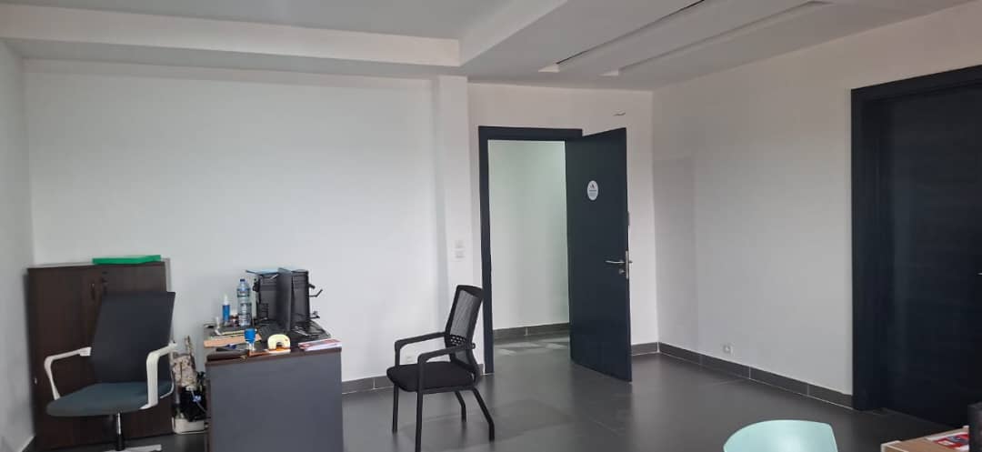 Bureau 4 pièces à louer au bord du goudron à Ave-Maria – 600 000 FCFA