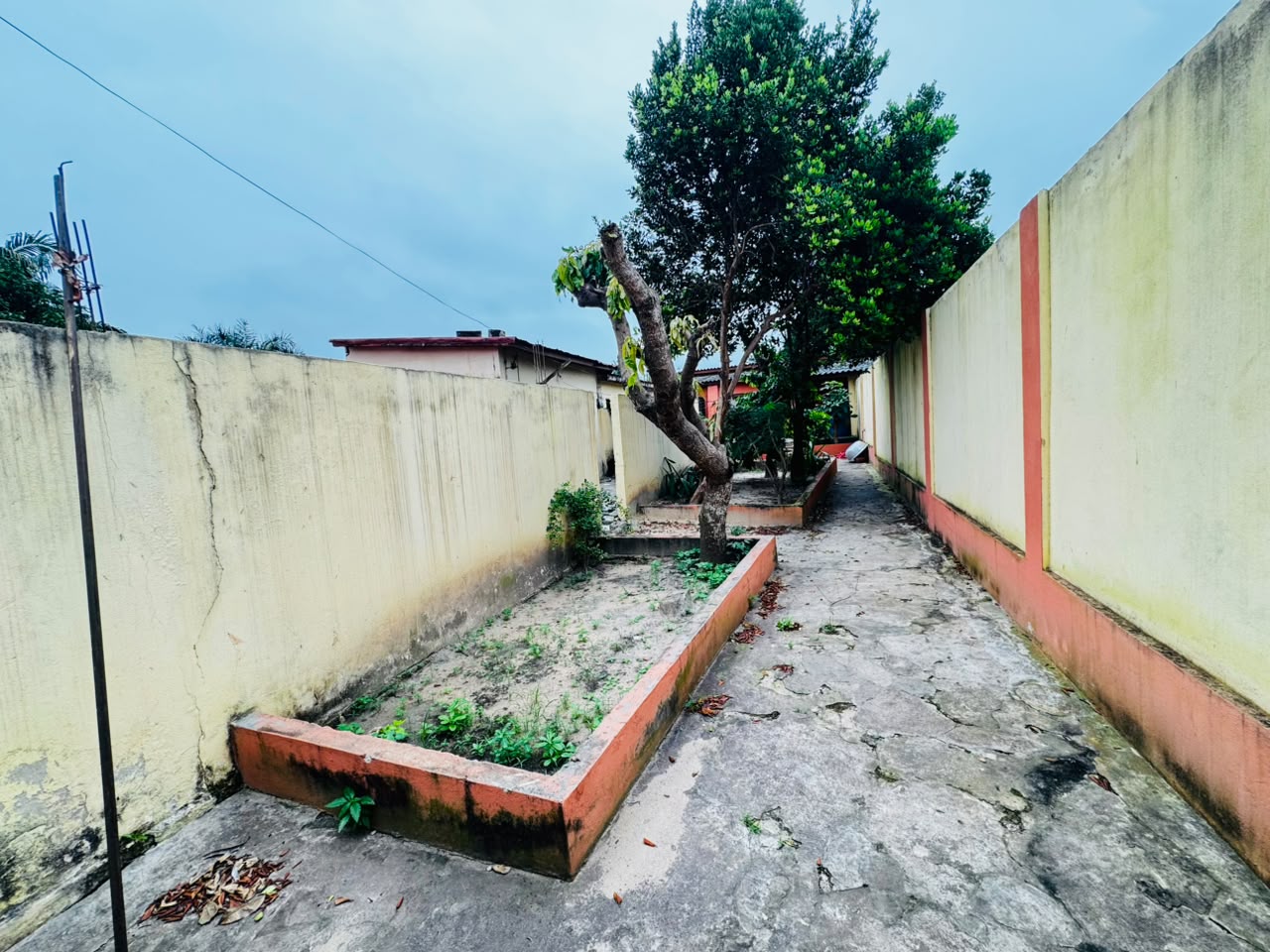 Maison 2 chambres de 341 m² à vendre à Klikamé derrière le lycée et le restaurant Le Rafiti – 50 millions FCFA