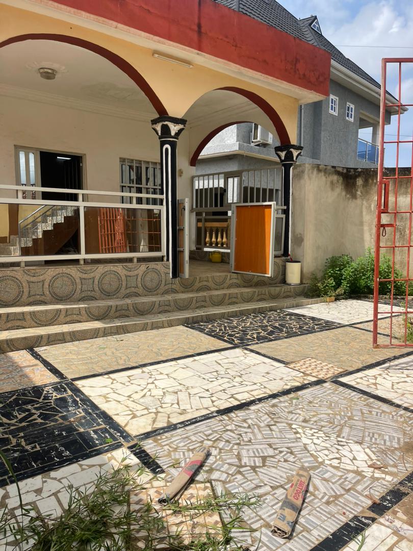 Cour de 2 chambres salon à louer à Adidogomé Aménome – 130 000 FCFA