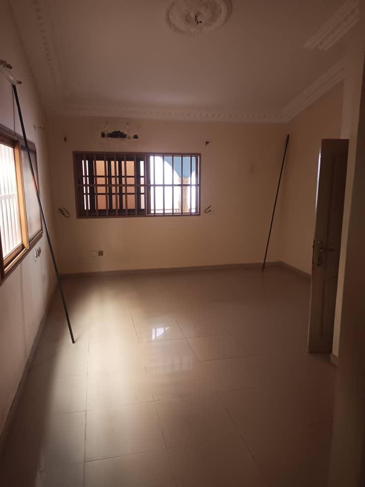 Location 2 chambres à 100 m du goudron à Léo 2000 Volonté – 150 000 FCFA