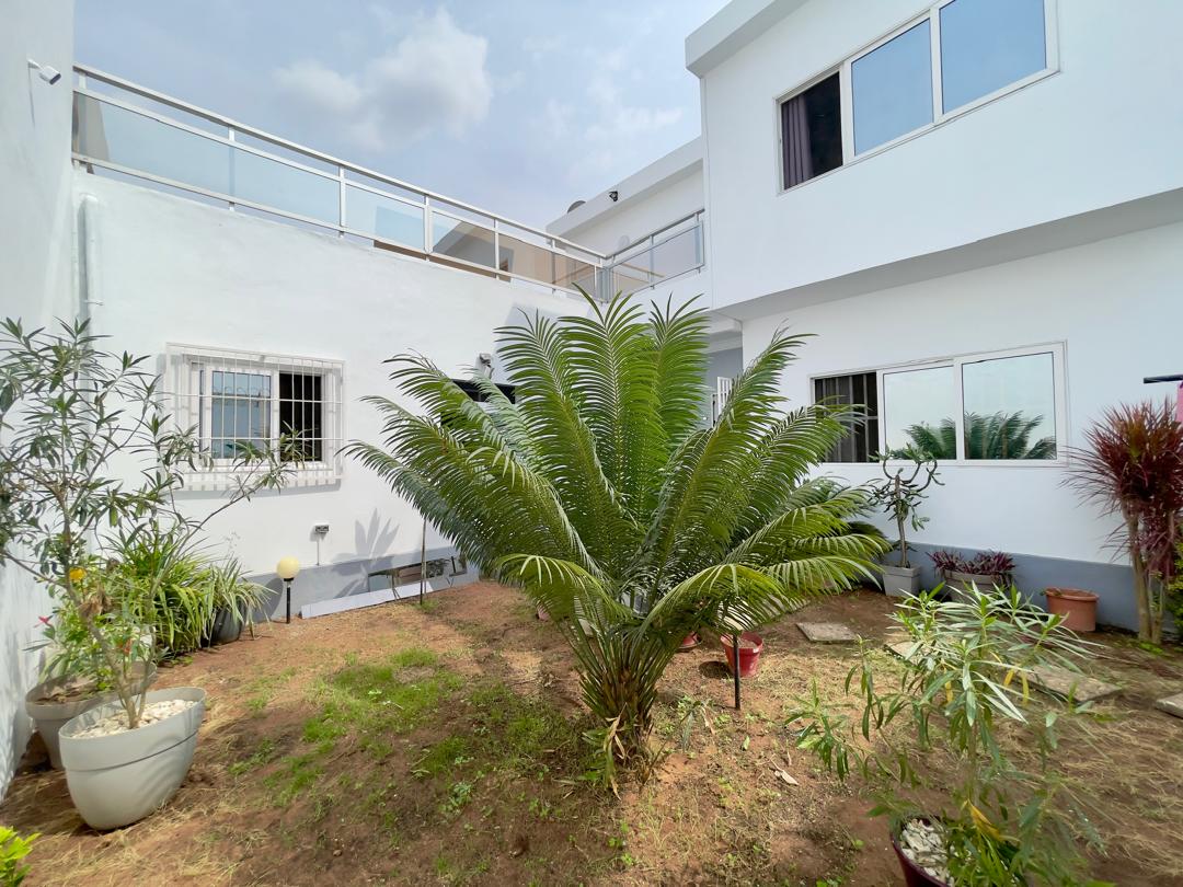 Villa duplex meublée en vente en bordure de goudron à Agoè Legbassito (Cité Atiomé) – 110 millions FCFA