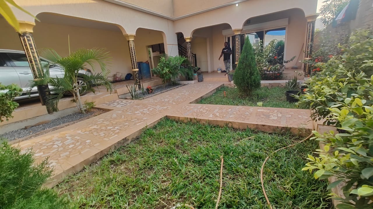 Villa meublée 2 chambres en location à Sogbossito – 350 000 FCFA
