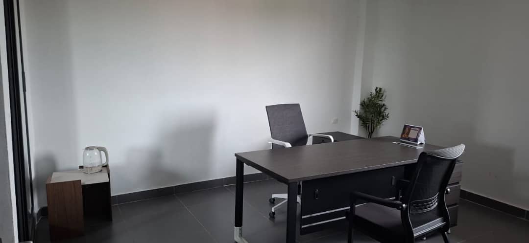 Bureau 4 pièces à louer au bord du goudron à Ave-Maria – 600 000 FCFA