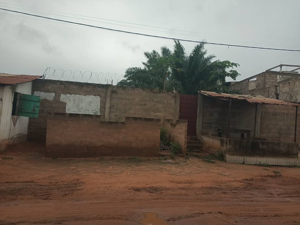 1/2 lot clôturé en vente à Adidogomé Assiyéyé IPG Rails – 15 millions FCFA