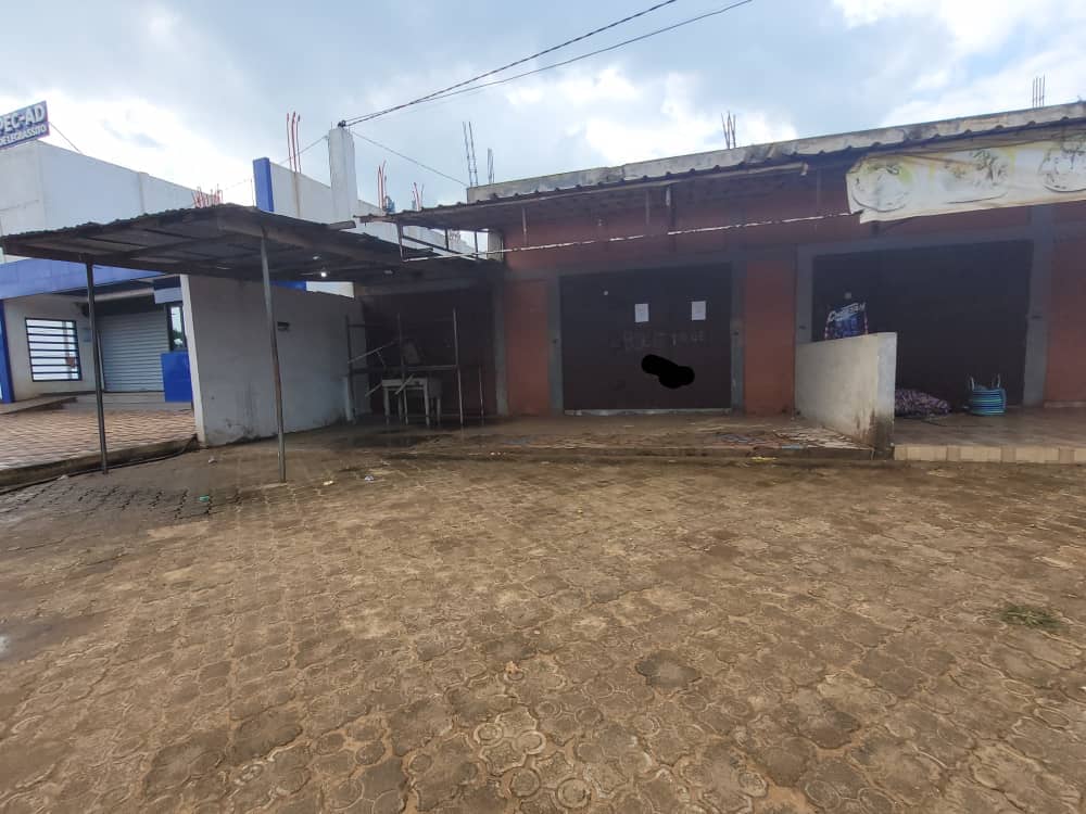 Boutique à louer en bordure de goudron à Agoè Legbassito – 100 000 FCFA