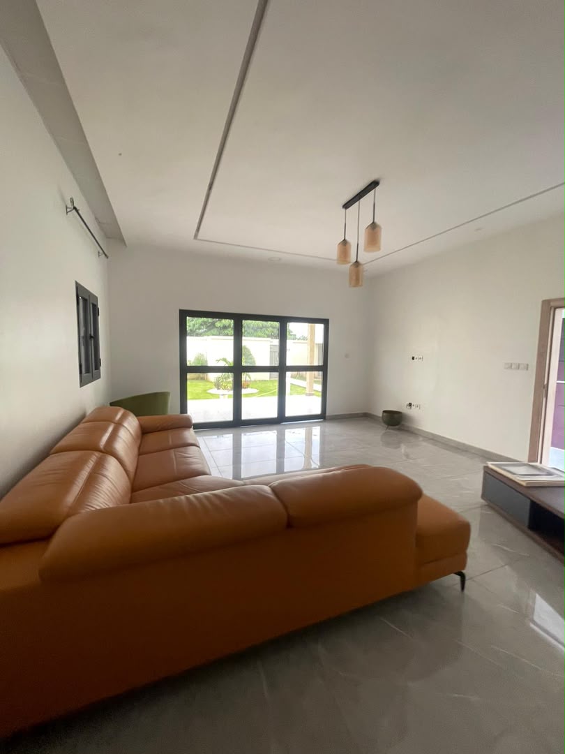 Villa 3 chambres à louer à Attikoumé – 500 000 FCFA/mois