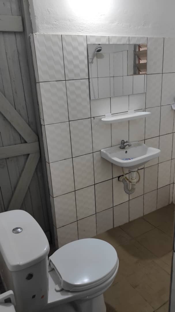 Maison 5 chambres en vente à Totsi, angle de rue – 40 millions FCFA