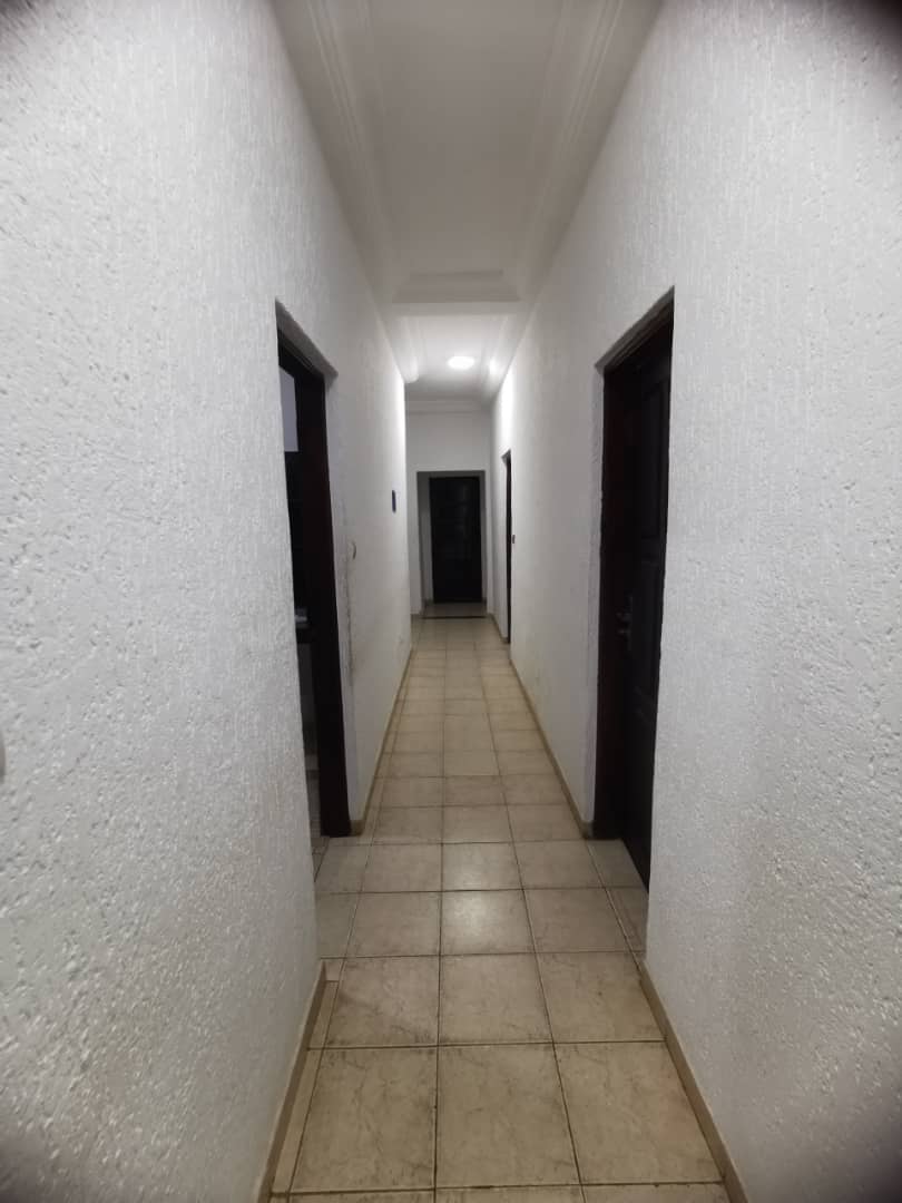 Villa 3 chambres en location à Djidjolé Obut, à quelques mètres du goudron – 230 000 FCFA