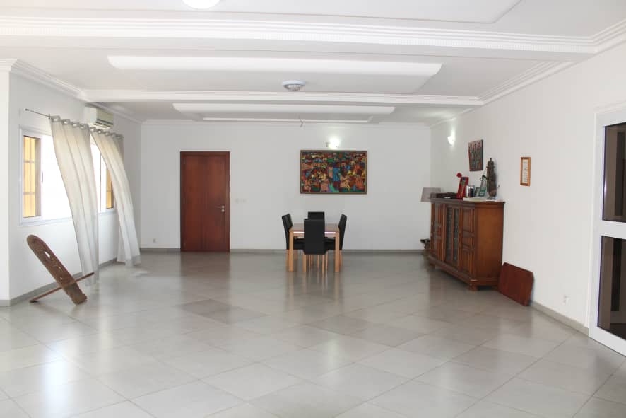 Villa duplex avec piscine, 6 chambres, en vente à Avepozo, proche de la plage – 350 millions FCFA