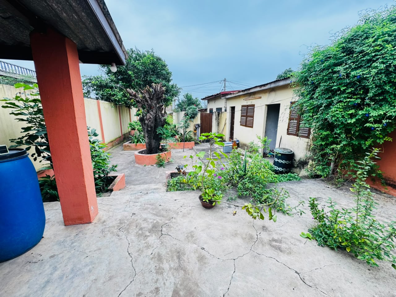 Maison 2 chambres de 341 m² à vendre à Klikamé derrière le lycée et le restaurant Le Rafiti – 50 millions FCFA