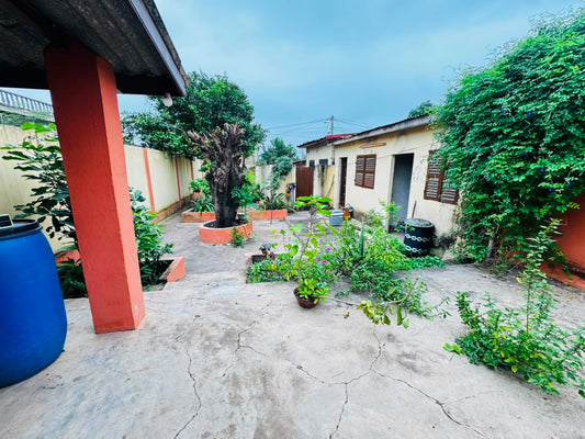 Maison 2 chambres de 341 m² à vendre à Klikamé derrière le lycée et le restaurant Le Rafiti – 50 millions FCFA