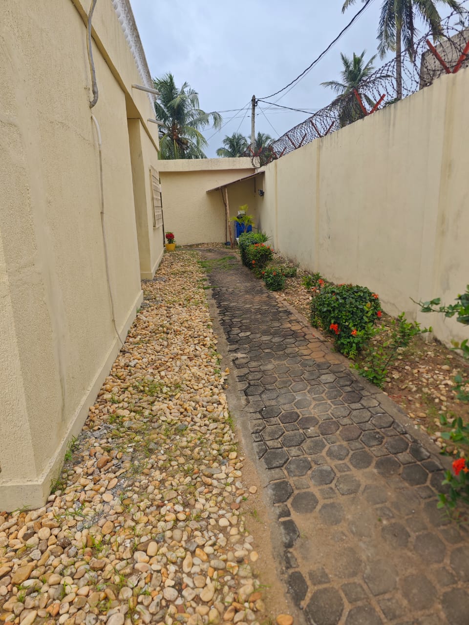 Villa avec jardin 3 chambres à louer à Avedji proche du goudron – 300 000 FCFA
