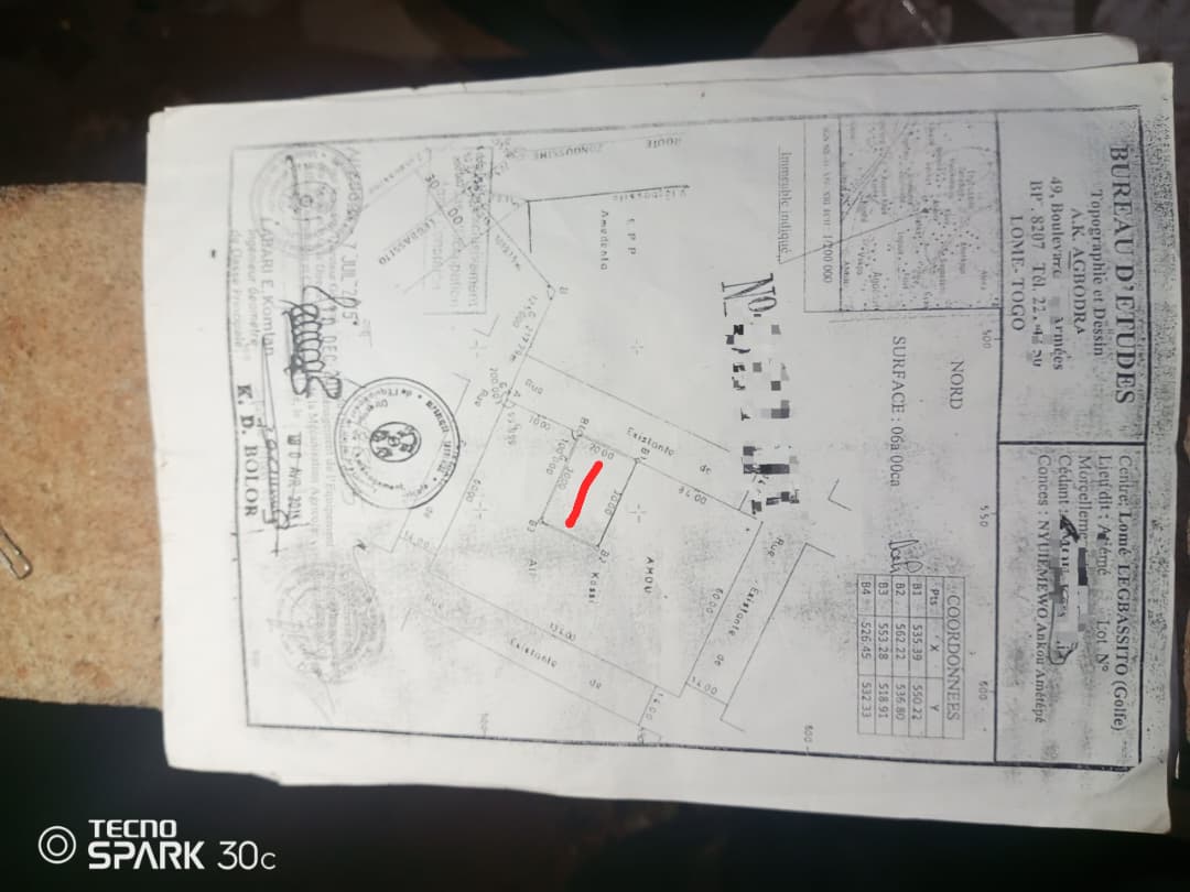 Maison de location en vente sur ½ lot (300 m²) à Agoè legbassito Athiomé Carrefour kponsé – 17 millions FCFA