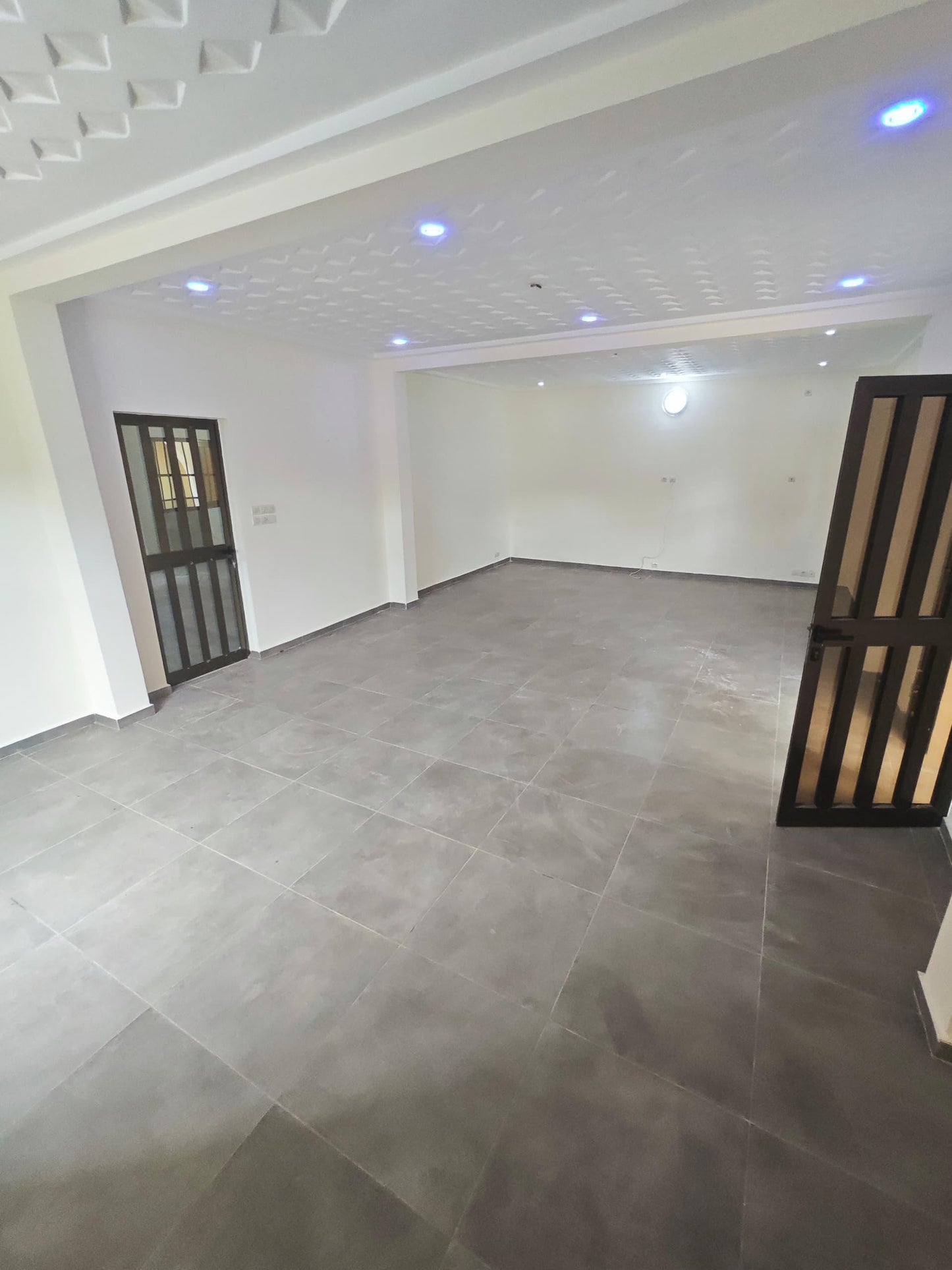 Appartement 3 chambres en location à Franciscain, proche du goudron – 200 000 FCFA