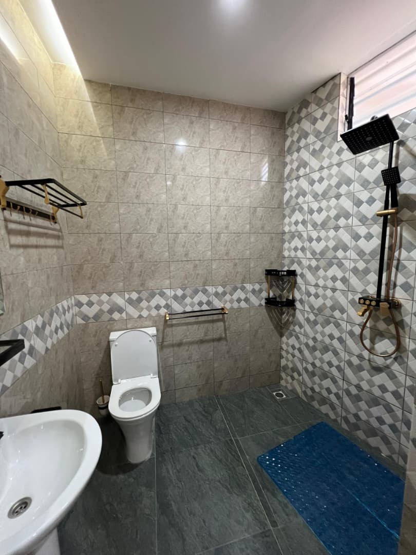 Cour meublée 1 chambre salon à louer à Avedji Leo 2000 – 360 000 FCFA