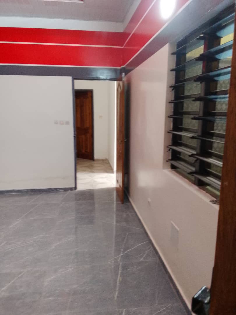 Appartement 2 chambres salon à louer à Ségbé, proche goudron – 100 000 FCFA/mois