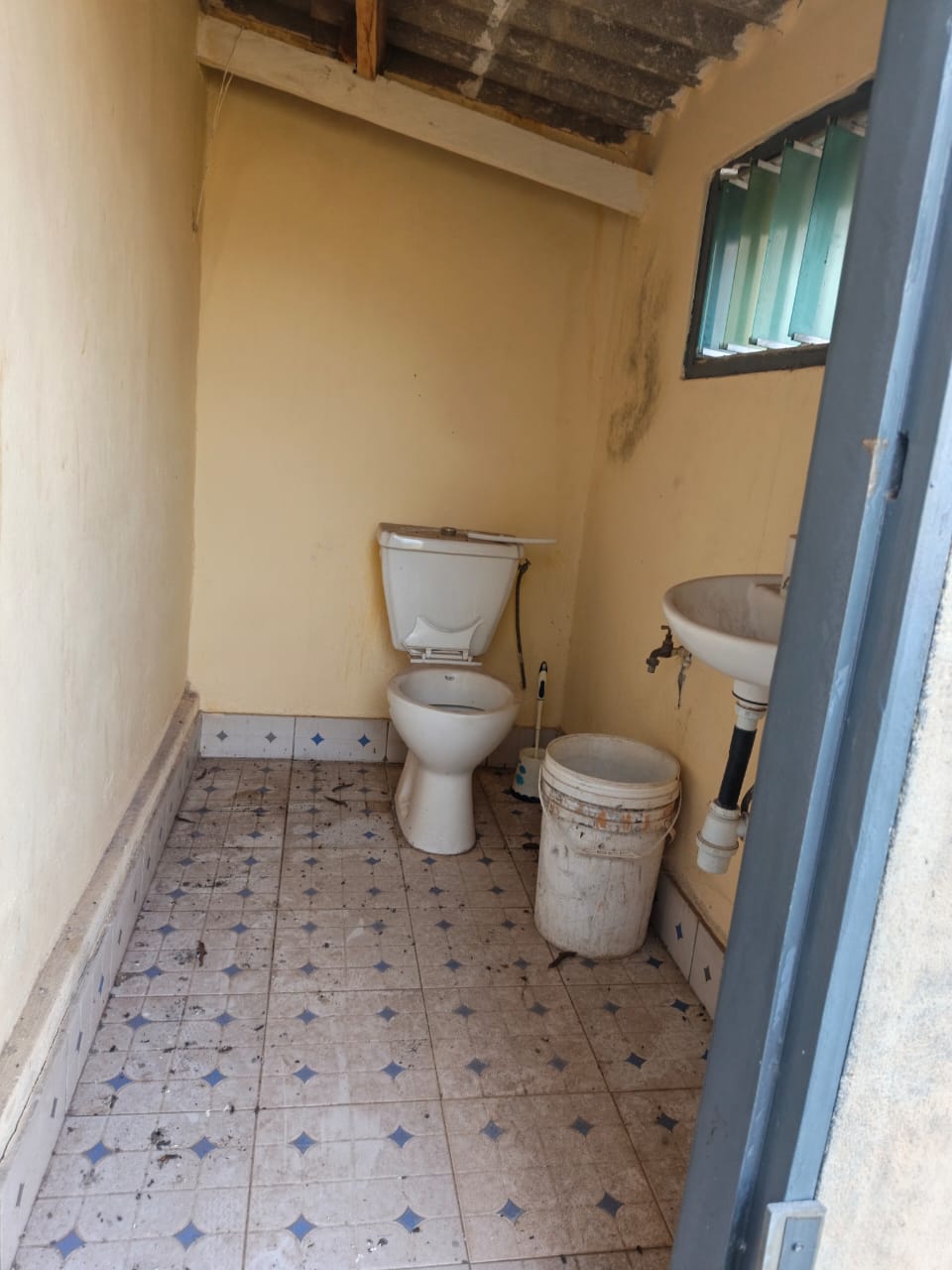 Magasin ou boutique à louer proche des pavés à Agbalepedo – 100 000 FCFA/mois