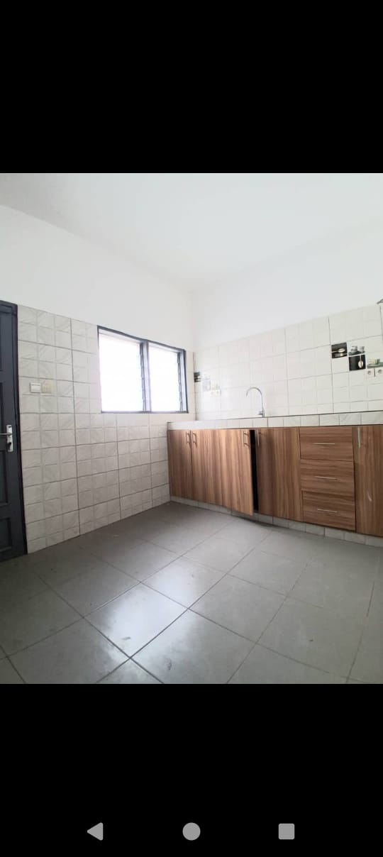 Villa basse 3 chambres salon à louer à Nyékonakpoé – 300000 FCFA