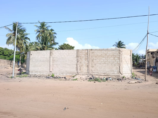 Demi-lot en vente à Kanyikope, angle de rue avec accès direct au goudron – 35 millions FCFA