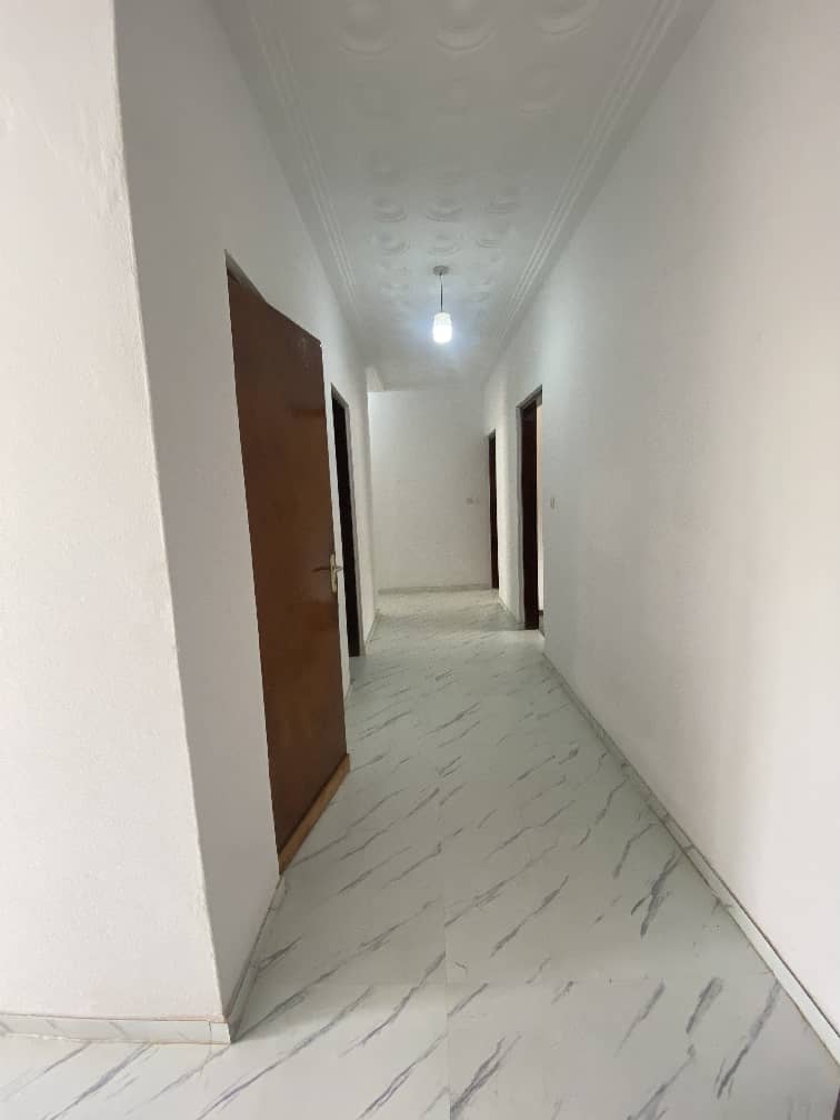 Villa 4 chambres à louer à Forever, 100 m du goudron – 450.000 FCFA