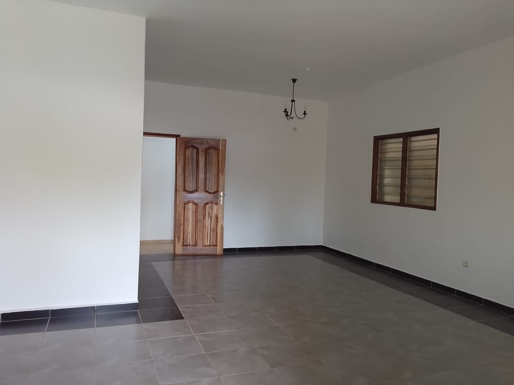 Appartement 4 chambres à louer à Djidjolé OBU – 250 000 FCFA/mois