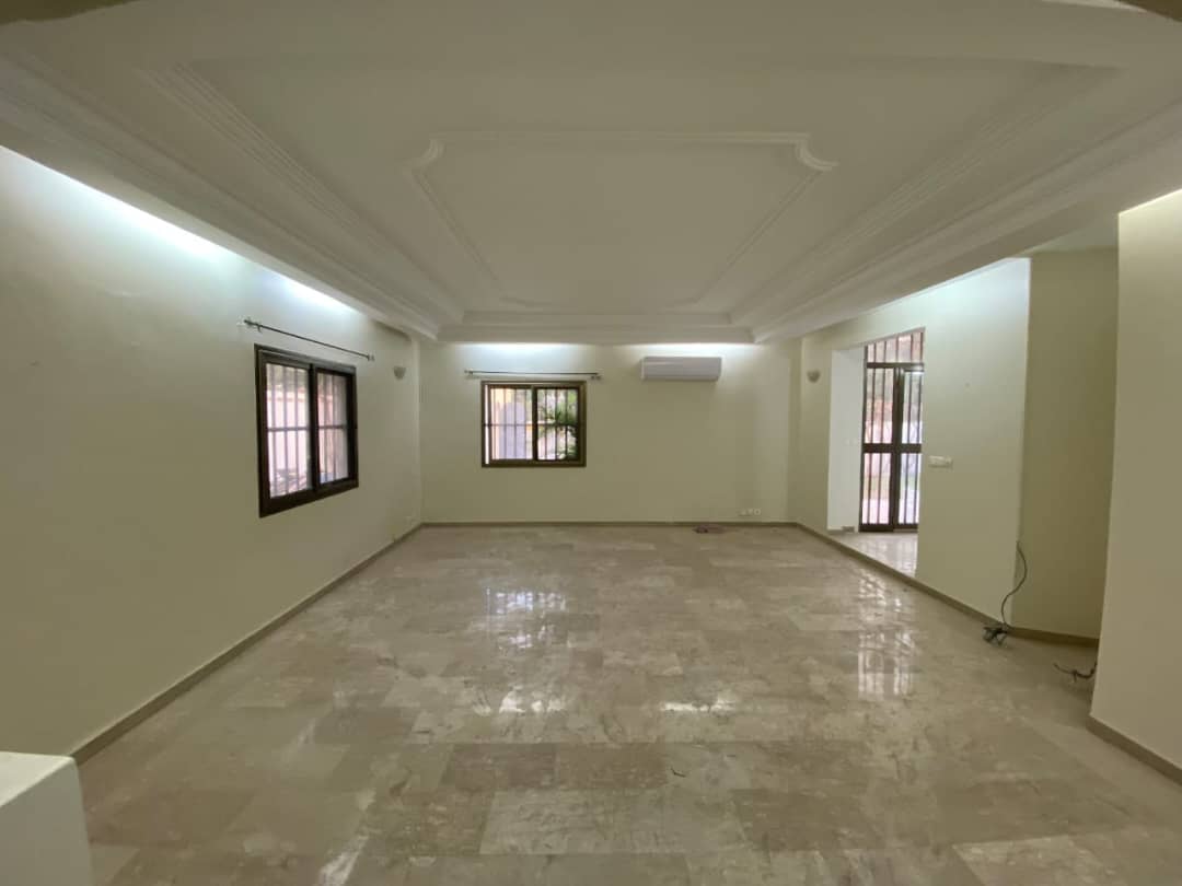 Boutique duplex chambre salon en location au bord du goudron à Tokoin Séminaire – 200.000 FCFA