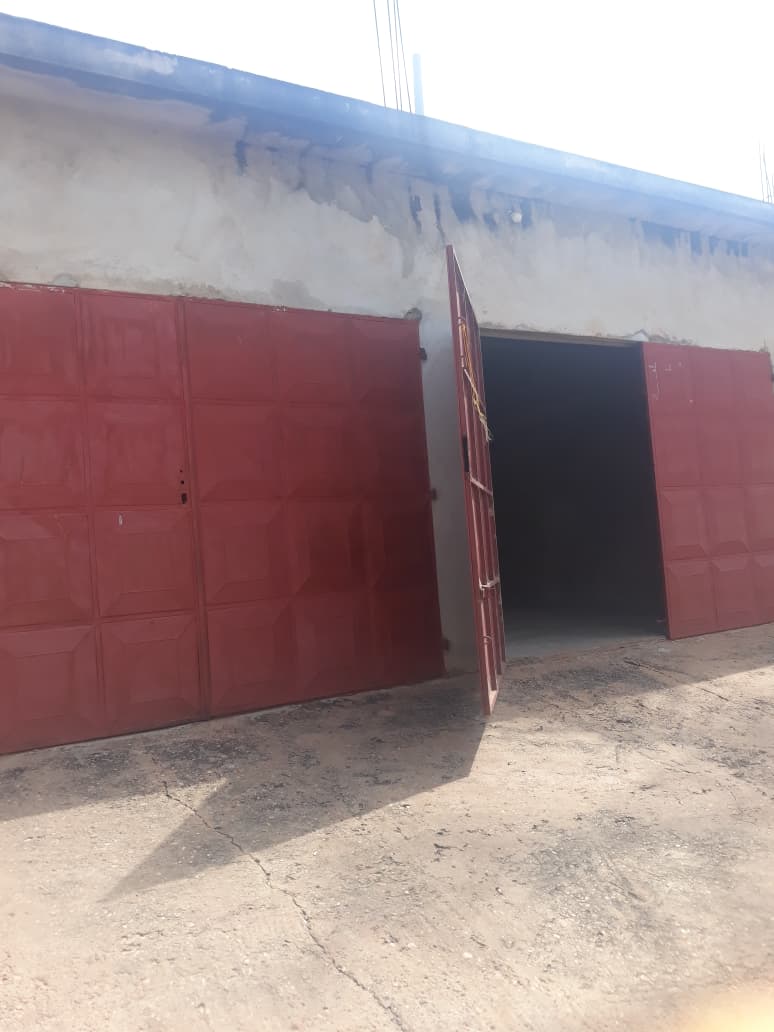 Magasin ou entrepôt à louer à LEO 2000 – 100 000 FCFA