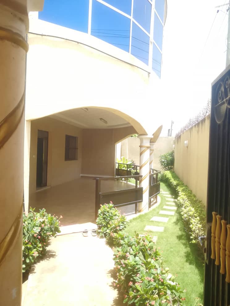 Belle villa 6 chambres meublée avec piscine à vendre à Agodeka – 150 millions FCFA