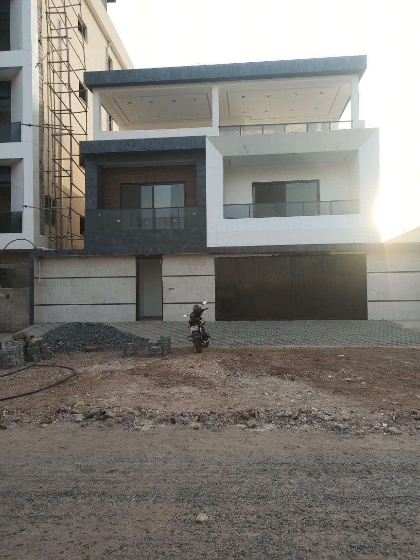 Villa 5 chambres en vente à Totsi – 240 millions FCFA