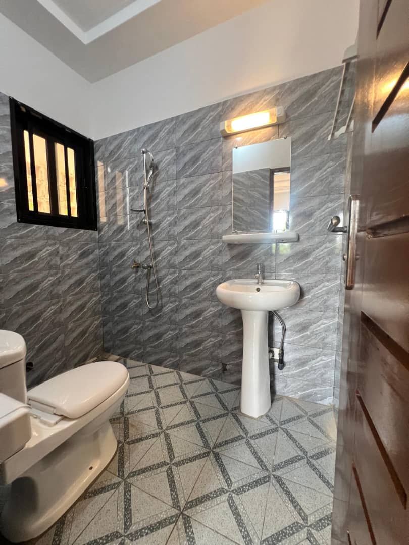 Bel appartement de deux chambres salon à louer à Agoè Logopé proche pharmacie Baracat – 70000 FCFA