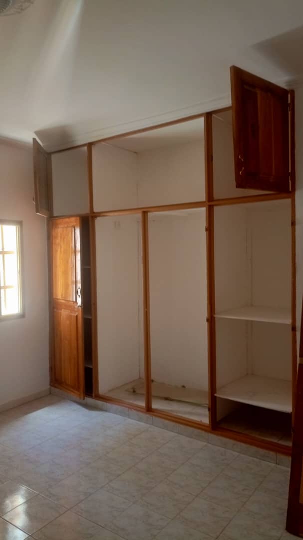 Grande villa 9 chambres 2 salons à louer à Avedji au bord du goudron – 700000 FCFA