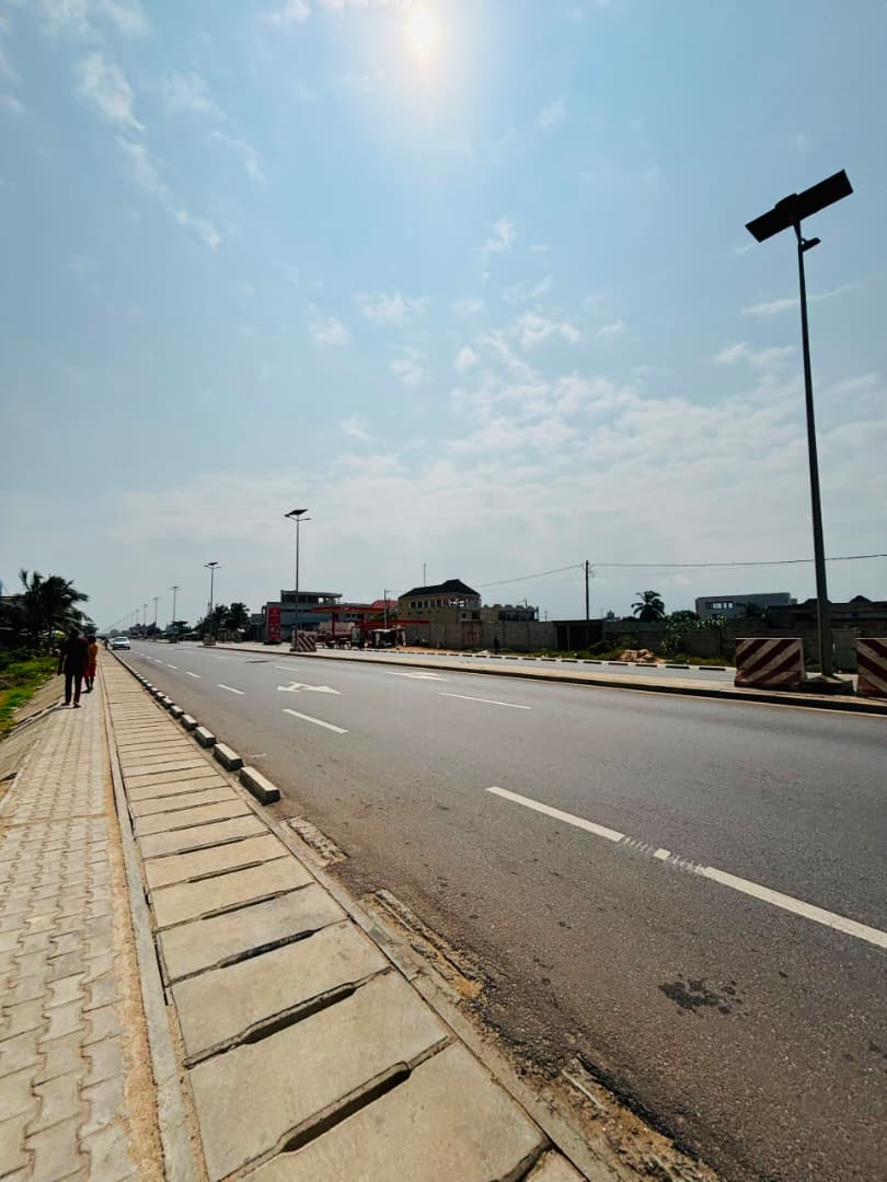Terrain de 900 m² en vente en bordure de goudron et en angle de rue à Kpogan – 50 millions FCFA