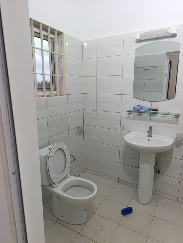 Appartement de 2 chambres à louer à Zanguera, proche du goudron – 100 000 FCFA/mois