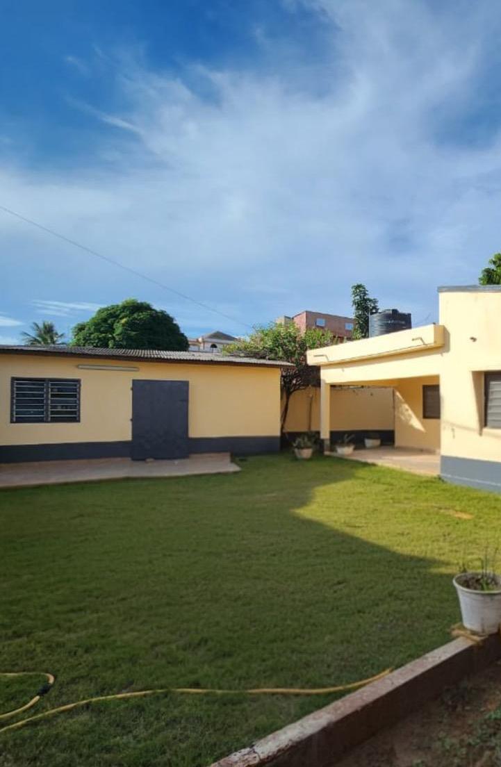 Villa 3 chambres en location à Djidjolé au bord des pavés – 350.000 FCFA