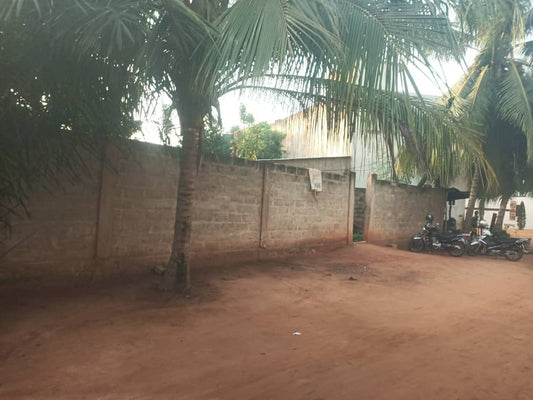 Demi-lot clôturé bâti de 3 pièces en vente à Zanguera Gendarmerie – 15 millions FCFA